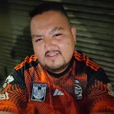 Vida estoy tan vivo que a pesar de tus malos tratos sobreviviré vida amo  tanto a la vida que si intentas huir te alcanzaré para seguir en tu compañía