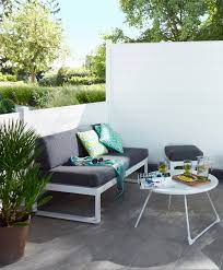 associez cette petite table janeiro blanche a de jolies chaises colorees pour ajouter une touche d eclat a votr table basse jardin table basse chaises colorees