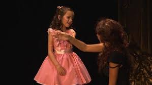 Po 16 měsících od smrti táty, kdy nikdo pořádně nevěděl, jak se má a co dělá, o sobě ale jeho dcera dala vědět sama. Charlotte Ella Gottova Prvni Rozhovor S Dcerou Karla Gotta Super Cz