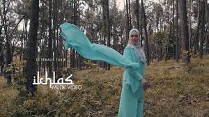 Lagu itu merupakan hasil kolaborasi bersama vokalis band sabyan, nissa dan penyanyi taufik batisah. Di Sebalik Tabir Ikhlas Dato Sri Siti Nurhaliza Nissa Sabyan Taufik Batisah Youtube