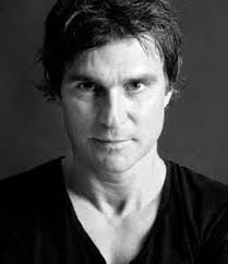Viggo waas (amsterdam, 18 april 1962) is in nederlânsk kabaretier, akteur, telefyzjeprogrammamakker, skriuwer en sjonger. Viggo Waas Discography Discogs