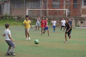 Vivo en el puerto de veracruz y para mí usted es el mejor. Ninos Jugando Al Futbol En La Calle