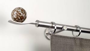 I bastoni per tende moderni sono degli accessori indispensabili per sostenere il tendaggio in modo efficiente, oltre che esteticamente bello. Bastoni Per Tende Moderne