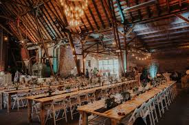 Licht Und Dekoideen Inspiration Fur Deine Scheunenhochzeit Hochzeitslocation Scheunen Hochzeit Scheune