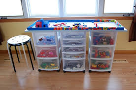 Hoher Spieltisch Aus Sperrholzplatte Und Rollcontainern Kinder Belehren Lego Tisch Spieltisch