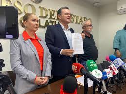 MC también denuncia a Imelda Castro actos anticipados de campaña ⚠️ 🔴 El Coordinador del Grupo Parlamentario señaló que se han gastado miles de pesos para el traslado de personas. #DenunciaPública #Senadora #