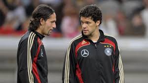 Ajax takımının altyapısında forma giyen 16 yaşındaki noah gesser ve ağabeyi geçirdikleri feci trafik kazasında can verdi. Diese Dfb Kicker Servierte Jogi Low Vor Mats Hummels Thomas Muller Jerome Boateng Ab