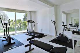 Idéalement située dans le prestigieux quartier de la californie, cette propriété d'exception bénéficie d'une vue panoramique sur la mer et les îles de lérins. Top 11 Des Meilleures Villas A Louer Avec Salle De Sport Villanovo