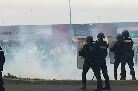 Organisé par un compte nommé gilets jaunes en colère, l'événement intéresse plus de 43 000 personnes. Action Coup De Poing Des Gilets Jaunes Sur La Rn 13 Et Au Centre Commercial De Rots Pres De Caen Liberte Caen