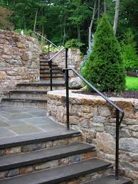 Schiefer Treppen Bieten Viele Gestaltungsmoglichkeiten Und Sind Fur Den Innen Und Aussenbereich Ge Aussentreppengelander Metall Treppengelander Terrassen Treppe