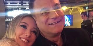 Mehmet ali erbil'in kızı yasmin'in cesur pozlarına annesi destek verdi diye haber yapmıştık daha önce, bu çıplak görüşme sırasında ekran görüntüsünü alarak instagram hikayesinde takipçileri ile paylaşınca görüntü olay oldu. Mehmet Ali Erbil Den Kizi Yasmin E Olay Yorum Magazin Haberleri