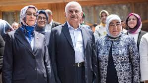 Hürriyet köşe yazarı abdulkadir selvi, koronavirüs testleri pozitif çıkan binali yıldırım ile eşi semiha hanım'ın son durumunu anlattı. Binali Yildirim Kadin Stk Temsilcileri Toplantisi Na Katildi Son Dakika Haber