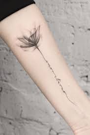 Тату для девушек во многом отличаются от мужских татуировок. Tatu Cvetok Dlya Devushek Na Ruke Cherno Belaya Zhenskaya Tatuirovka Tatuirovki Tatuirovka S Imenem Rebenka Zhenskaya Tatuirovka