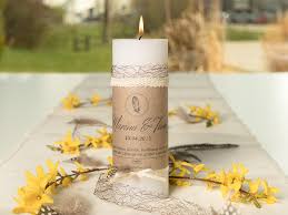 Beim kauf ihrer brautkerze oder hochzeitskerze sollten sie ebenso anspruchsvoll sein, wie beim wenn sie ihre kerze zur hochzeit online bestellen, sollten sie ebenso wie bei der taufkerze ihres mädchens oder der taufkerze ihres jungen in erster. Eine Hochzeitskerze Selber Machen Und Alles Zum Hochzeitsbrauch Myprintcard