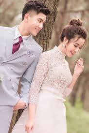 Hình ảnh ghi lại, trong khi văn đức vẫn diện trang phục giản dị thì cô dâu của anh gây thương nhớ với nhan sắc cực xinh đẹp. Vá»£ Phan VÄƒn Ä'á»©c Khoe Bá»™ áº£nh CÆ°á»›i Nháº­n Vá» Sá»' LÆ°á»£t Like Ká»· Lá»¥c Tuy Nhien Co Má»™t Táº¥m Hinh Nhin Sao CÅ©ng Tháº¥y Sai Sai
