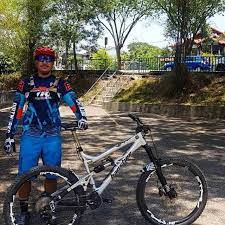 sepeda gunung dengan custom menggunakan jersey sepeda dirtworks dan celana sepeda dirtworks rydeall biru