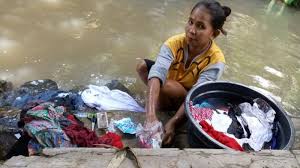6 tips mencuci baju kaos sablon. Sungai Gesik Masih Dimanfaatkan Warga Untuk Mencuci Pakaian Tribun Jabar