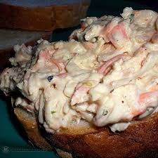 Salata de telina cu morcov si maioneza, o salata simpla si gustoasa, perfecta langa o friptura suculenta sau chiar pe o felie de paine prajita. Reteta Salata De Telina Cu Morcov Si Maioneza