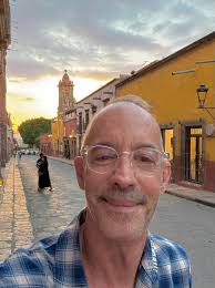 As I was returning home from a beautiful lunch overlooking the main plaza  here in San Miguel de Allende, Guanajuato I came upon this most beautiful  site. A mid 1960s Mustang with