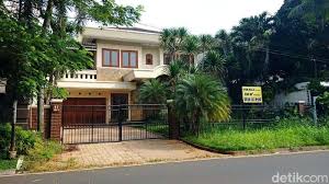 Banyak warga yang berminat untuk tinggal di perumahan puri cendana ini, dan mereka berusaha mencari rumah yang akan dijual atau dikontrakan. Obral Rumah Mewah Hingga Moge Orang Kaya Bener Bener Bangkrut