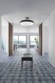 Un Interieur Neutre Avec Un Sol Original Carrelage Parquet Carreaux Ciment Deco Interieure