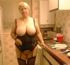 Nackt kochen - Oma Porno Foto