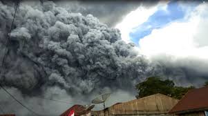Badan penanggulangan bencana daerah (bpbd) karo mencatat lima kecamatan diselimuti abu vulkanik. Kembali Erupsi Gunung Sinabung Lontarkan Kolom Abu Setinggi 1 Km Okezone News