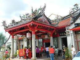 Ia dijangka bahawa kadar peratus kaum cina di malaysia daripada jumlah penduduk malaysia akan jatuh daripada 45% pada tahun 1957 kepada 18.6% pada tahun 2035 jika gaya kini berterusan. Malaysia Wikiwand