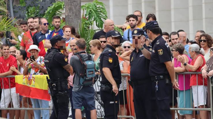 Abucheos, insultos y pitidos a Sánchez al llegar a su reunión con Vivas: " Ceuta no se vende"