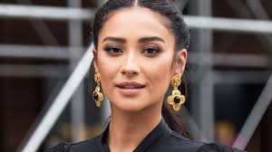 Lucy hale, ashley benson, shay mitchell and troian bellisario starred in the 2010 hit freeform series pretty little liars that captivated social media with its twists and turns each week. Shay Mitchell Opened Up About Her Miscarriage It Was One Of My Darkest Days Glamour