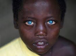 Culoarea ochilor albastri sau verzi nu este data de culoarea unui pigment in albastru sau verde. Persoanele Cu Ochii AlbaÈ™tri Sunt Mai Speciale Dintr Un Singur Motiv