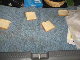 Cara pertama, letakkan arang dalam bekas 'tupperware' dan biarkan terbuka di lantai kereta. 6 Cara Paling Rare Hilangkan Bau Durian Pada Kereta Tak Ada Bau Langsung Remaja