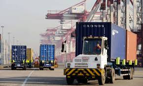 Using a john deere 310c backhoe to unload a 40' high cube shipping container off a trailer, and move it into position. Top Chinese Shipping Line Helps Ease Backlog Of Containers At Us Ports Global Times