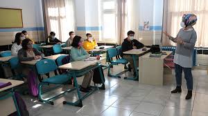 Milyonlarca öğrenci ve veli aylardır aynı soruyu soruyor. Okullar Ne Zaman Acilacak Hangi Siniflarda Yuz Yuze Egitim Yapilacak Belli Oldu