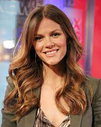 23 Flattering Hairstyles For Oval Faces Oval Face Hairstyles Hair Styles Light Brown Hair
