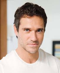 O ator Paulo Rocha interpreta o personagem Volney, na novela “Mania de  Você”