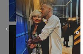 #andreas #veronicapeparini anche se non è figlia d'arte, veronica peparini ha la danza nel sangue. Veronica Peparini E Andreas Muller Con La Piccola Olivia Alla Premiere Di Maleficent Signora Del Male Foto Ultime Notizie Flash