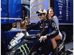 Motorsports icon valentino rossi has revealed his spouse francesca sofia novello is pregnant with their first youngster. Valentino Rossi A Misano Con La Fidanzata Francesca Sofia Novello Fan In Delirio Corriere It