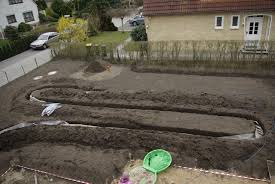 Die drainage wird direkt in den weg hinein gelegt und sorgt hier für trockene füße. Hausbau In Hh Bramfeld Die Drainage Ist Wieder Verlegt
