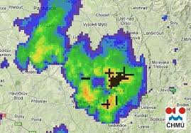 Bouřky dnes budou řádit nejvíce na jihovýchodě území (na mapě žlutě a oranžově očekávaný výskyt), lokálně mohou být silné s prudkým deštěm! Fotografie Dnes Se Tvorily Bourky Ojedinele Padaly Kroupy