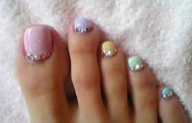 Uno de los mejores diseños que te puedas encontrar, en este caso, quiero decirte que si varias un esmalte blanco de fondo y colocando las piedras negras (a tu gusto), es un diseño elegante para que tus pies se vean increíbles. 98 Disenos De Unas Decoradas Con Piedras Muy Originales Informacion Imagenes