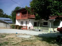 18, 2020 rumahkebun @ hulu langat rumahkebun is a private retreat that sits on 2 1/2 acres of land in the valley of kampung sungai semungkis, hulu langat, selangor, just 28 kilometers short drive from kuala lumpur city center. Hanif M Ø¯Ø± ØªÙˆÛŒÛŒØªØ± Rumah Kampung 2 Tingkat Bawah Batu Atas Papan Http T Co Ddpk51bi