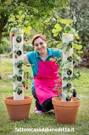 How To Grow Strawberries In The Garden In Vertical Vase Erdbeeren Garden Grow Strawberries Vas Vegetable Garden Design Vertical Garden Strawberry Garden