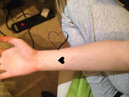 Toll kann auch ein motiv sein, das sich um. Kleines Tattoo Am Unterarm Erschwehrt Die Suche Nach Beruf Arm