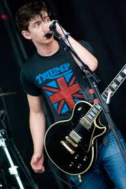 Matt helders is 33 years old and is a natural human. File Alex Turner With Arctic Monkeys At Lollapalooza 2011 Jpg Wikimedia Commons