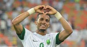 قال لاعب المنتخب الوطني نايف هزازي، إنه كان سيفضل إكمال مهنته العسكرية إذا لم يكن لاعبا لكرة القدم. Ù†Ø§ÙŠÙ Ù‡Ø²Ø§Ø²ÙŠ Ø±Ø£Ø³ÙŠØªÙŠ Ø£Ø¬Ù…Ù„ Ù…Ù† Ù‡Ø¯Ù Ø³ÙˆØ§Ø±ÙŠØ² ÙˆÙ†Ø¬Ø­Øª Ø¨Ù€ Ø¹Ø¶ Ø£ÙˆØ±ÙˆØ¬ÙˆØ§ÙŠ Ù‚ÙˆÙˆÙˆÙ„ Ù…ÙƒØ³
