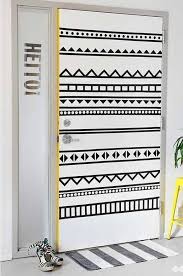 Decora Una Puerta Simplemente Con Cinta Adhesiva De Colores Preferiblemente Tipo Washi No Olvides Cortarlas Siguiendo Este Patron Geometrico Decoracion Para Puerta Decoracion De Unas Disenos De Unas