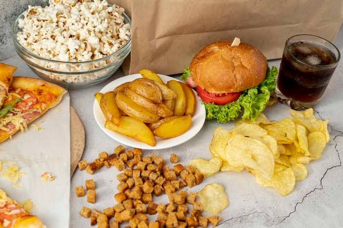 Britânico come apenas alimentos ultraprocessados durante 1 mês e conta o  que aconteceu