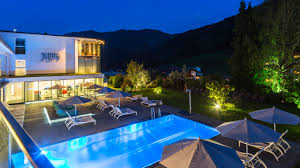 Abendstimmung Am Pool Wellnesshotel In Tirol Juffing Hotel Spa Hotels Spa Hotel Wellnessurlaub