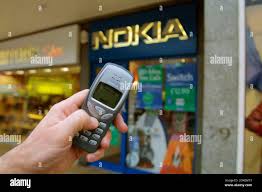 Nokia 3210-Handy vor einem Nokia-Shop ...